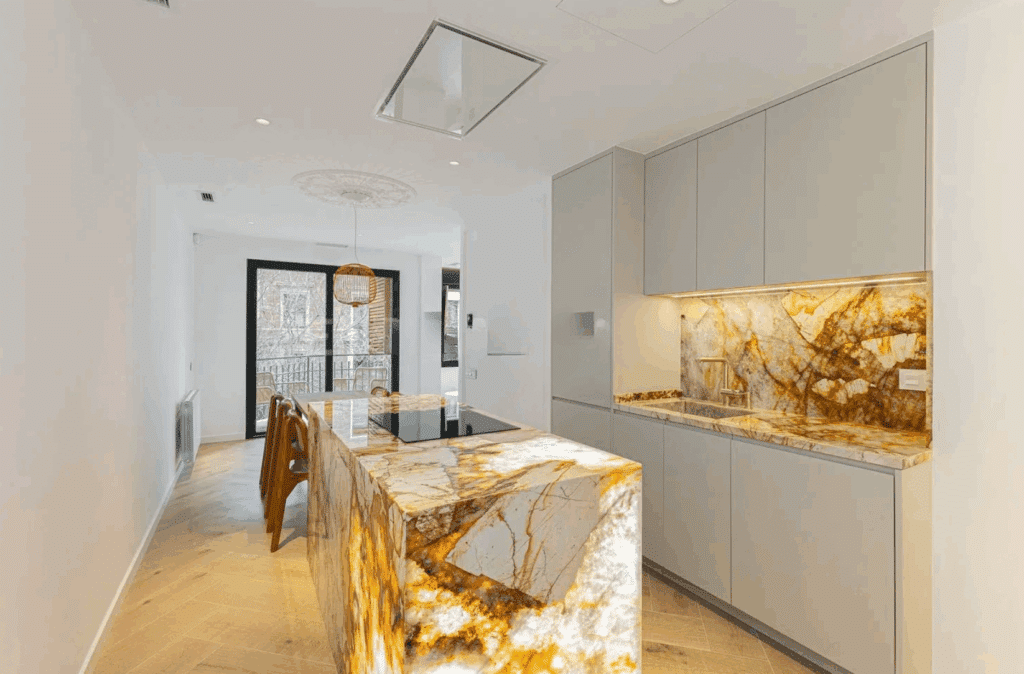 Renovated Apartment with Terrace in L'Esquerra de l'Eixample